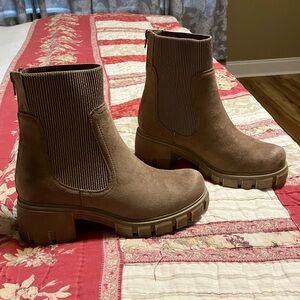 Pierre Dumas LIKE NEW ankle Chelsea boots size 7.5